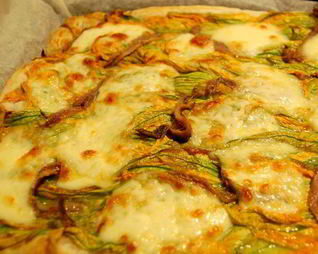 Пицца с цветками тыквы, анчоусами и моцареллой