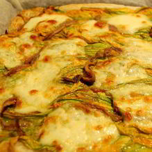 Рецепт Пицца с цветками тыквы, анчоусами и моцареллой