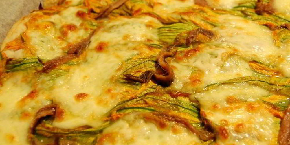 Рецепт пицца с цветками тыквы, анчоусами и моцареллой