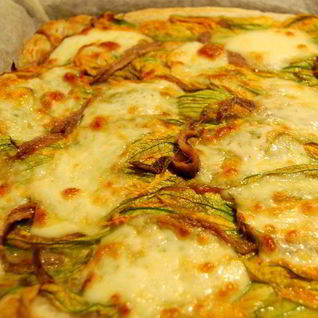 Пицца с цветками тыквы, анчоусами и моцареллой