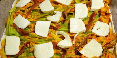 пицца с цветками тыквы, анчоусами и моцареллой