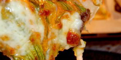 пицца с цветками тыквы, анчоусами и моцареллой