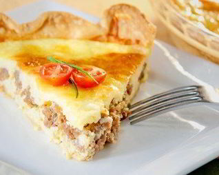 Пицца с творогом и помидорами