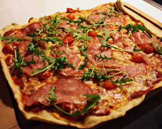 Пицца с вареной колбасой