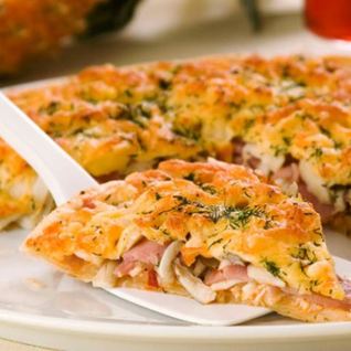 Пицца с ветчиной и ананасом