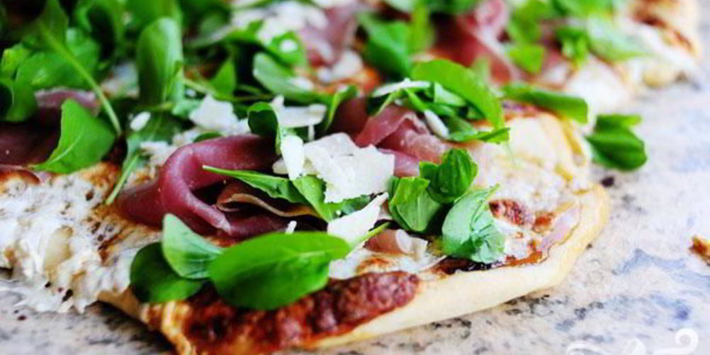 Рецепт пицца с ветчиной и аругулой