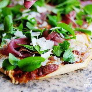 Пицца с ветчиной и аругулой