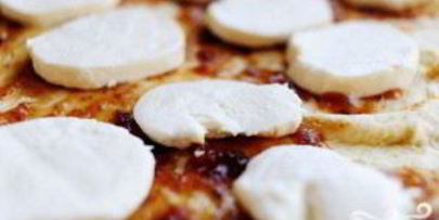 пицца с ветчиной и аругулой