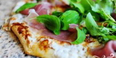 пицца с ветчиной и аругулой