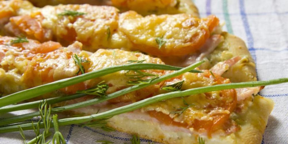 Рецепт пицца с ветчиной и зеленым луком