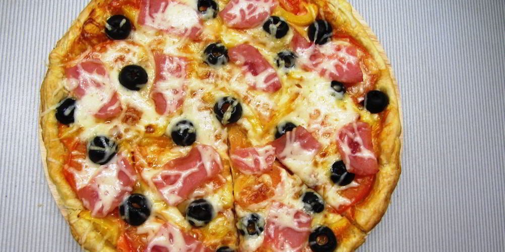 Рецепт пицца с ветчиной, помидорами и маслинами