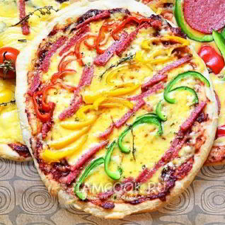 Пицца со сливовым соусом