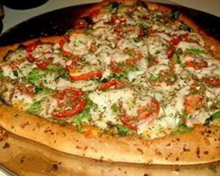 Пицца в виде сердца с овощами и пепперони