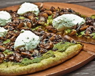 Цельнозерновая пицца с шампиньонами и рикоттой
