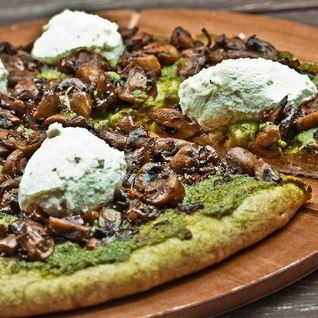 Цельнозерновая пицца с шампиньонами и рикоттой