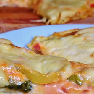 Закусочная пицца на слоеном тесте