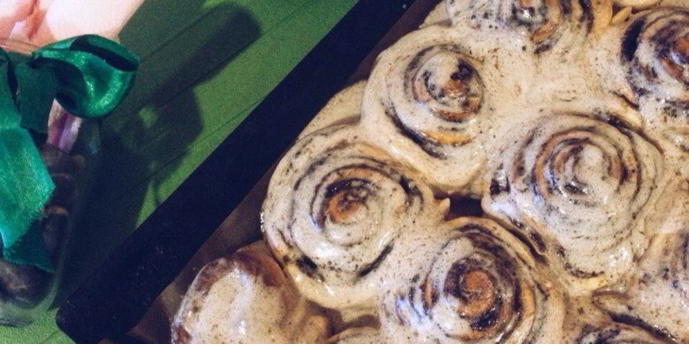 Рецепт рулетики с корицей под сырной глазурью