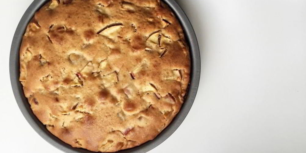 Рецепт простой шарлотки с яблоками