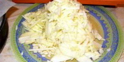 шарлотка с тертыми яблоками