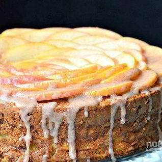Шарлотка с яблоками и глазурью