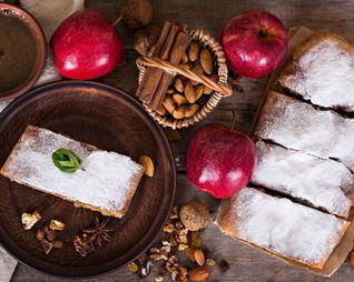 Шарлотка с яблоками корицей и изюмом