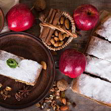 Рецепт Шарлотка с яблоками корицей и изюмом