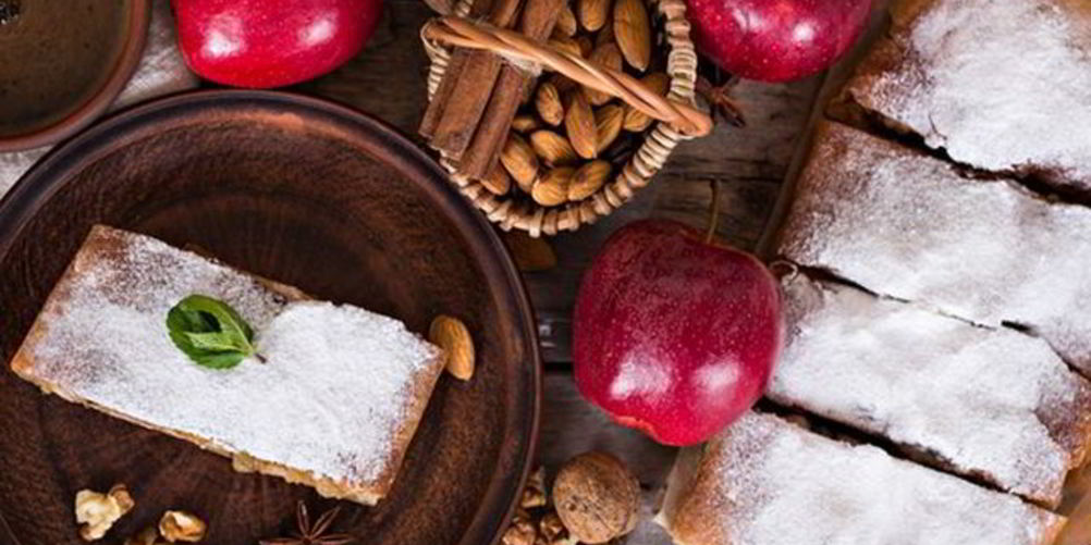 Рецепт шарлотка с яблоками корицей и изюмом