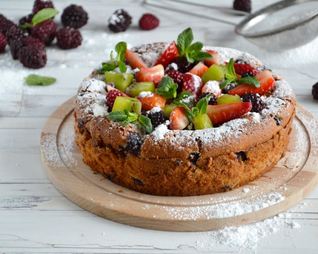 Шарлотка с ягодами