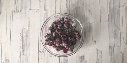 шарлотка с ягодами