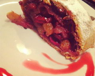 Штрудель с вишней