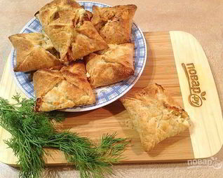 Слоеные конвертики с лососем и брынзой