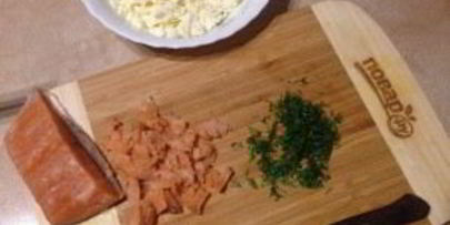 слоеные конвертики с лососем и брынзой