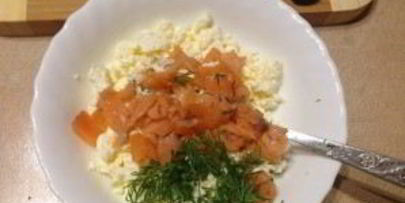 слоеные конвертики с лососем и брынзой