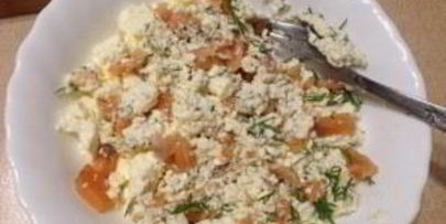 слоеные конвертики с лососем и брынзой