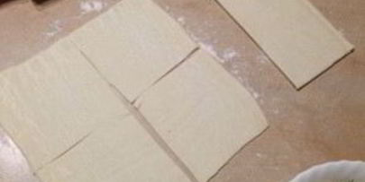 слоеные конвертики с лососем и брынзой