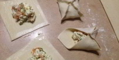 слоеные конвертики с лососем и брынзой