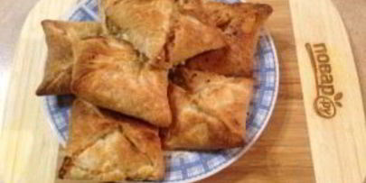 слоеные конвертики с лососем и брынзой