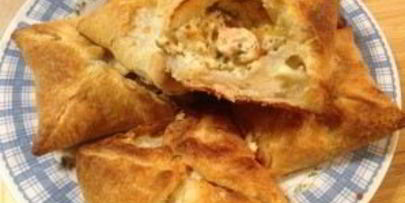 слоеные конвертики с лососем и брынзой