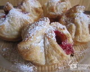 Слойки — пирожки с маскарпоне и вишней