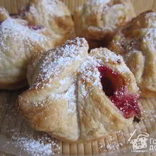 Рецепт Слойки — пирожки с маскарпоне и вишней