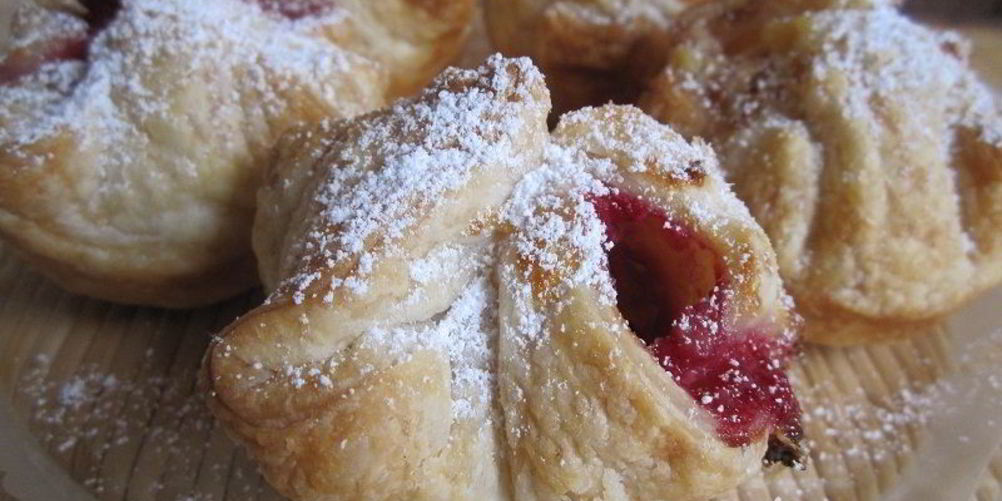 Рецепт слойки — пирожки с маскарпоне и вишней