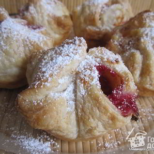 Слойки — пирожки с маскарпоне и вишней