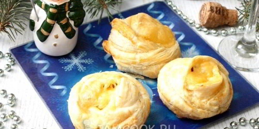 Рецепт слойки-розочки с курицей и сыром