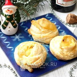 Слойки-розочки с курицей и сыром