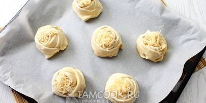 слойки-розочки с курицей и сыром