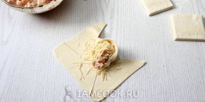 слойки-розочки с курицей и сыром