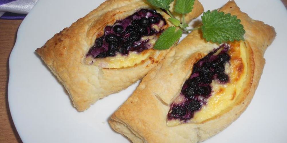 Рецепт слойки с черникой и творогом