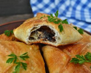 Слойки с грибами из слоеного теста