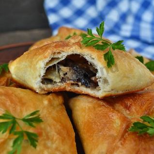 Слойки с грибами из слоеного теста