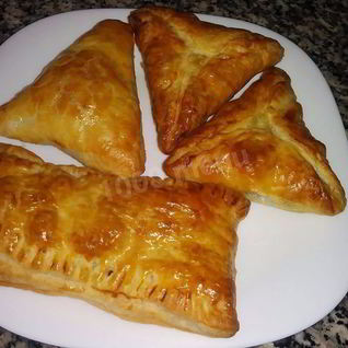 Слойки с картофелем и грибами из слоеного теста